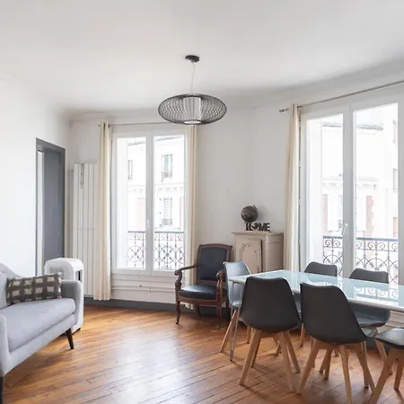 Comfortable F4 Near Petit-montrouge